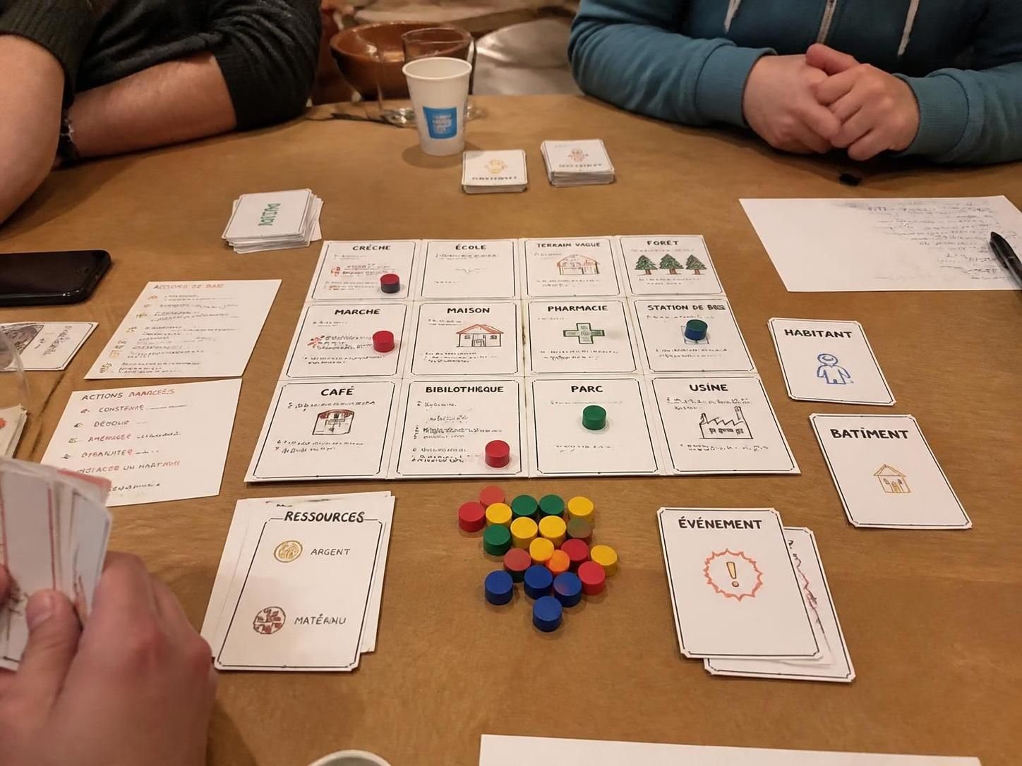 découvrez la méthode complète d'un animateur pour créer votre propre jeu de société, de l'idée initiale à la réalisation finale, étape par étape.